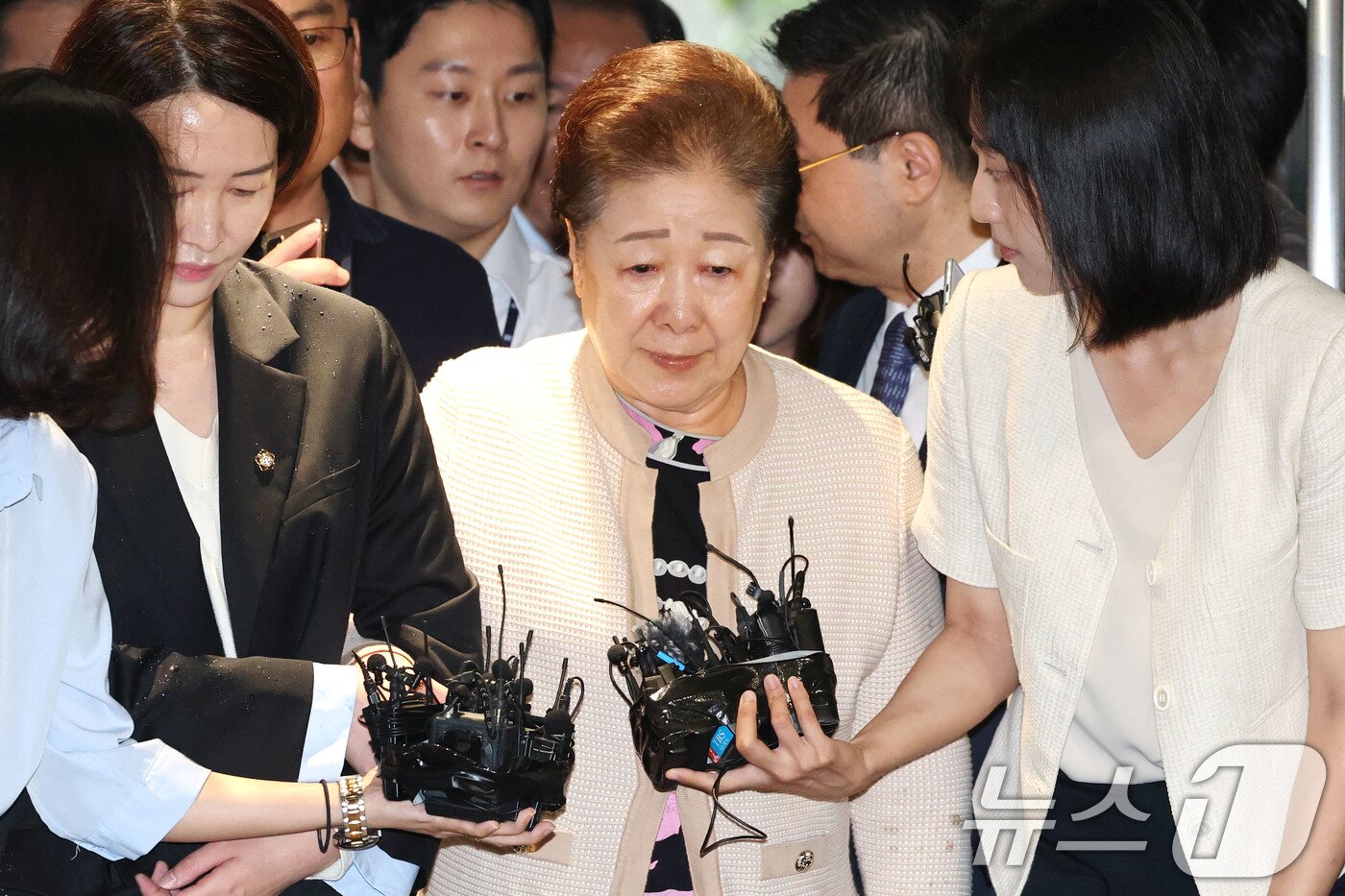 본문 이미지 - 불법 정치 자금 제공 혐의를 받는 한학자 통일교 총재가 17일 오전 서울 종로구 김건희 특검팀&#40;특별검사 민중기&#41; 사무실에 출석하고 있다. 2025.9.17/뉴스1 ⓒ News1 이광호 기자