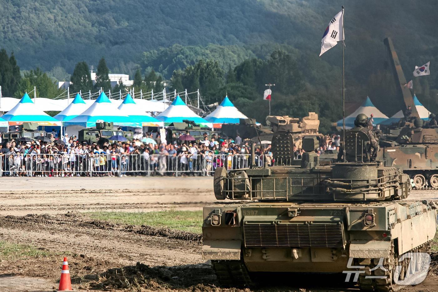 본문 이미지 - 軍장비 기동시범 모습&#40;계룡시 제공.재판매 및 DB금지&#41;/뉴스1 