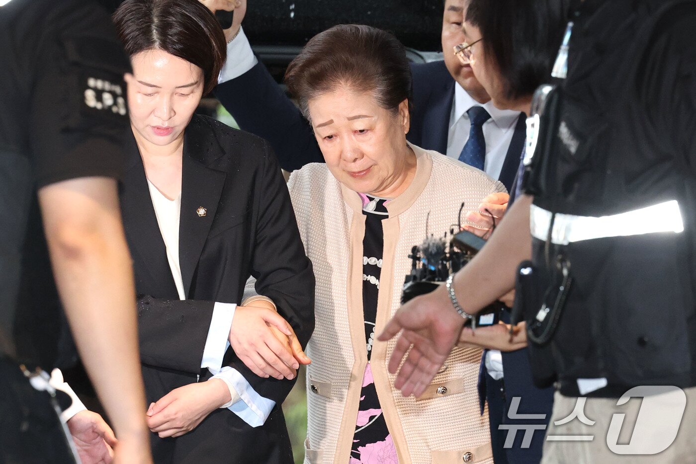 본문 이미지 - 불법 정치 자금 제공 혐의를 받는 한학자 통일교 총재가 17일 오전 서울 종로구 김건희 특검팀&#40;특별검사 민중기&#41; 사무실에 출석하고 있다. 2025.9.17/뉴스1 ⓒ News1 이광호 기자