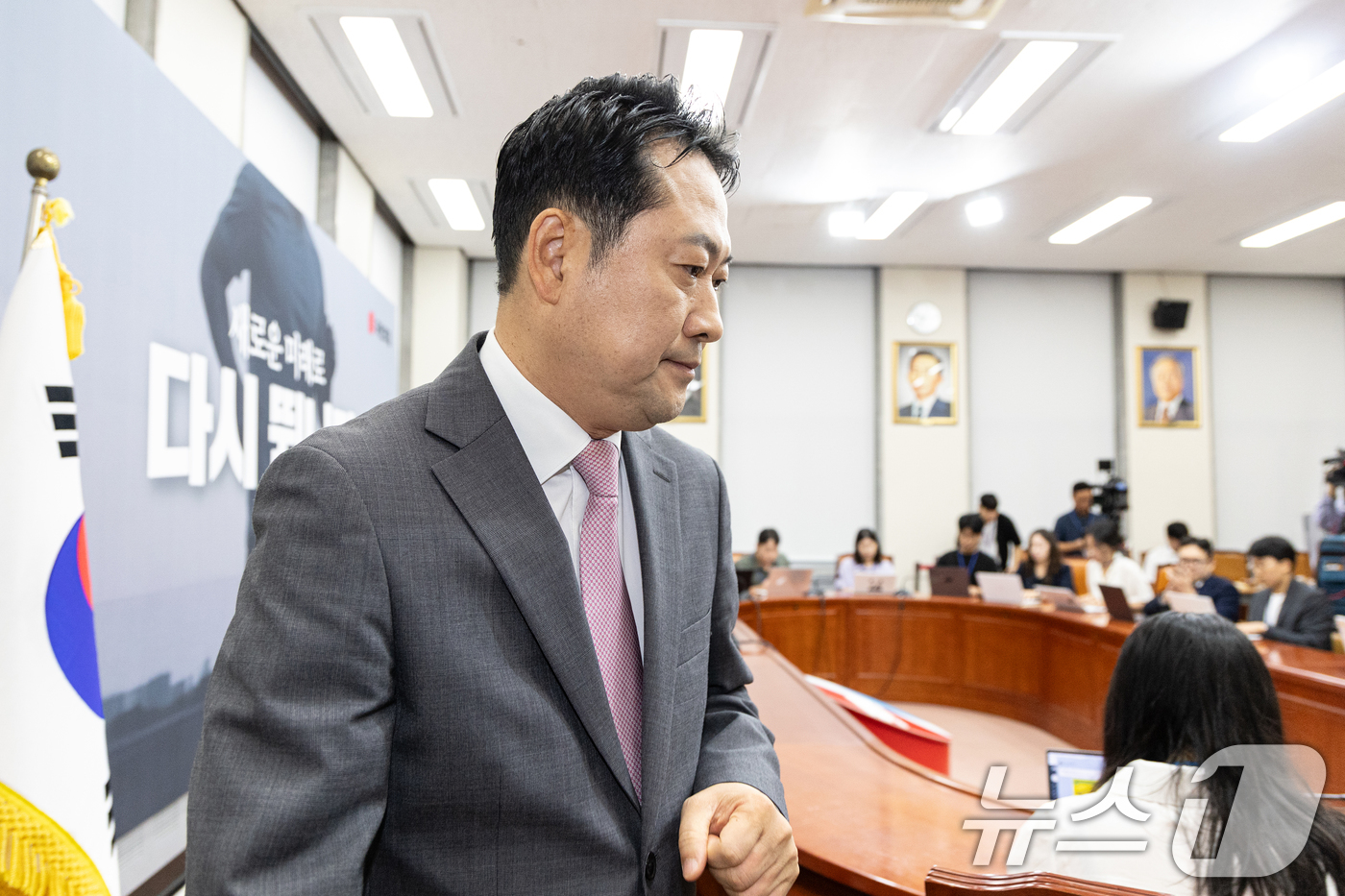 (서울=뉴스1) 이승배 기자 = 장동혁 국민의힘 대표가 17일 서울 여의도 국회에서 현안 및 장외투쟁 관련 입장을 밝히고 발걸음을 옮기고 있다. 2025.9.17/뉴스1