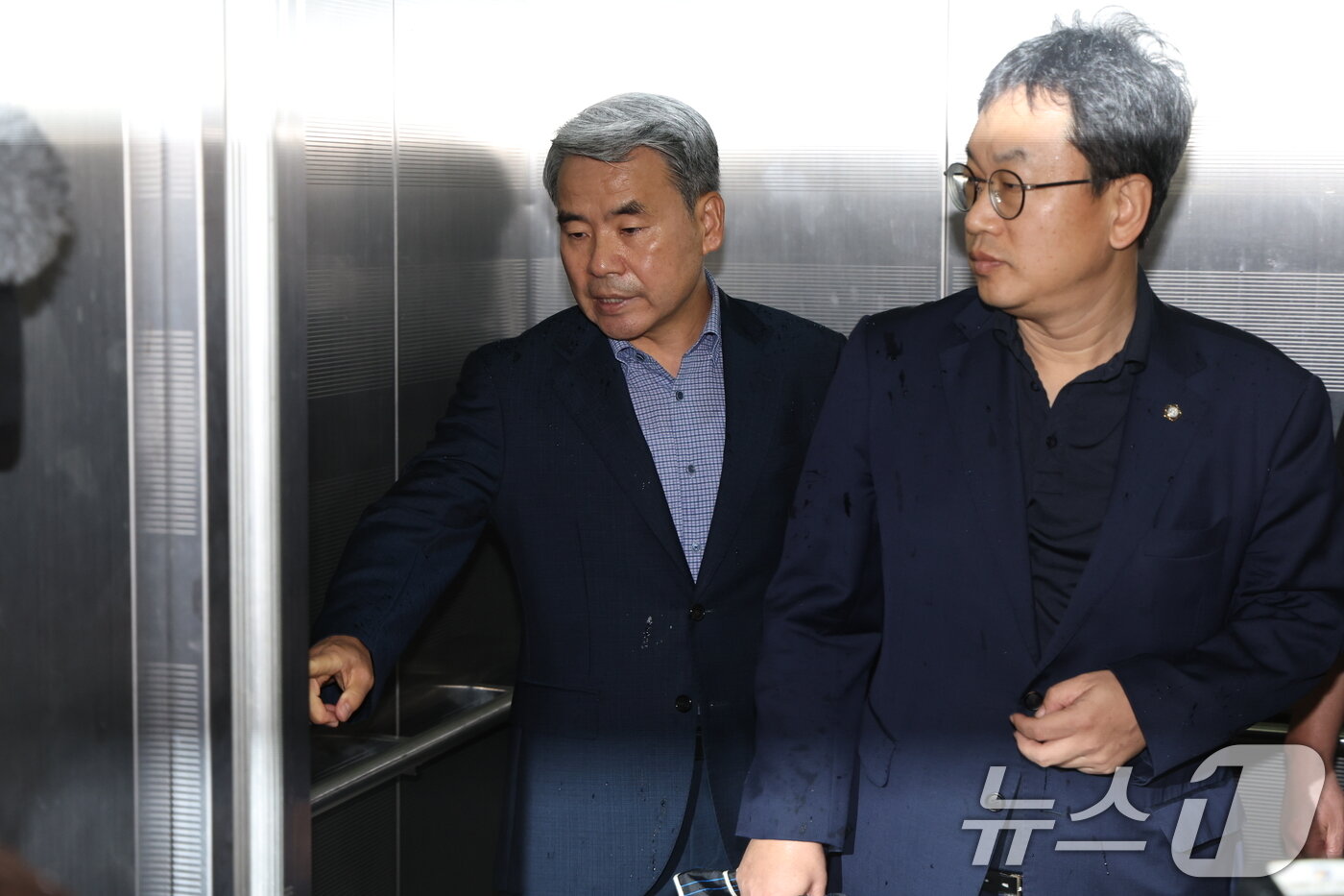 본문 이미지 - 이종섭 전 국방부 장관이 17일 오전 서울 서초구 순직해병 특검&#40;이명현 특별검사&#41; 사무실에서 피의자 조사를 받기 위해 출석하고 있다. 2025.9.17/뉴스1 ⓒ News1 박정호 기자