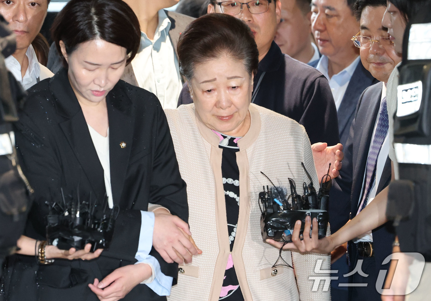 (서울=뉴스1) 이광호 기자 = 불법 정치 자금 제공 혐의를 받는 한학자 통일교 총재가 17일 오전 서울 종로구 김건희 특검팀(특별검사 민중기) 사무실에 출석하고 있다. 2025. …