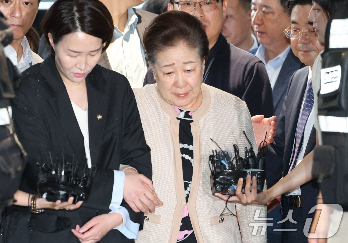 본문 이미지 - 불법 정치 자금 제공 혐의를 받는 한학자 통일교 총재가 17일 오전 서울 종로구 김건희 특검팀&#40;특별검사 민중기&#41; 사무실에 출석하고 있다. 2025.9.17/뉴스1 ⓒ News1 이광호 기자