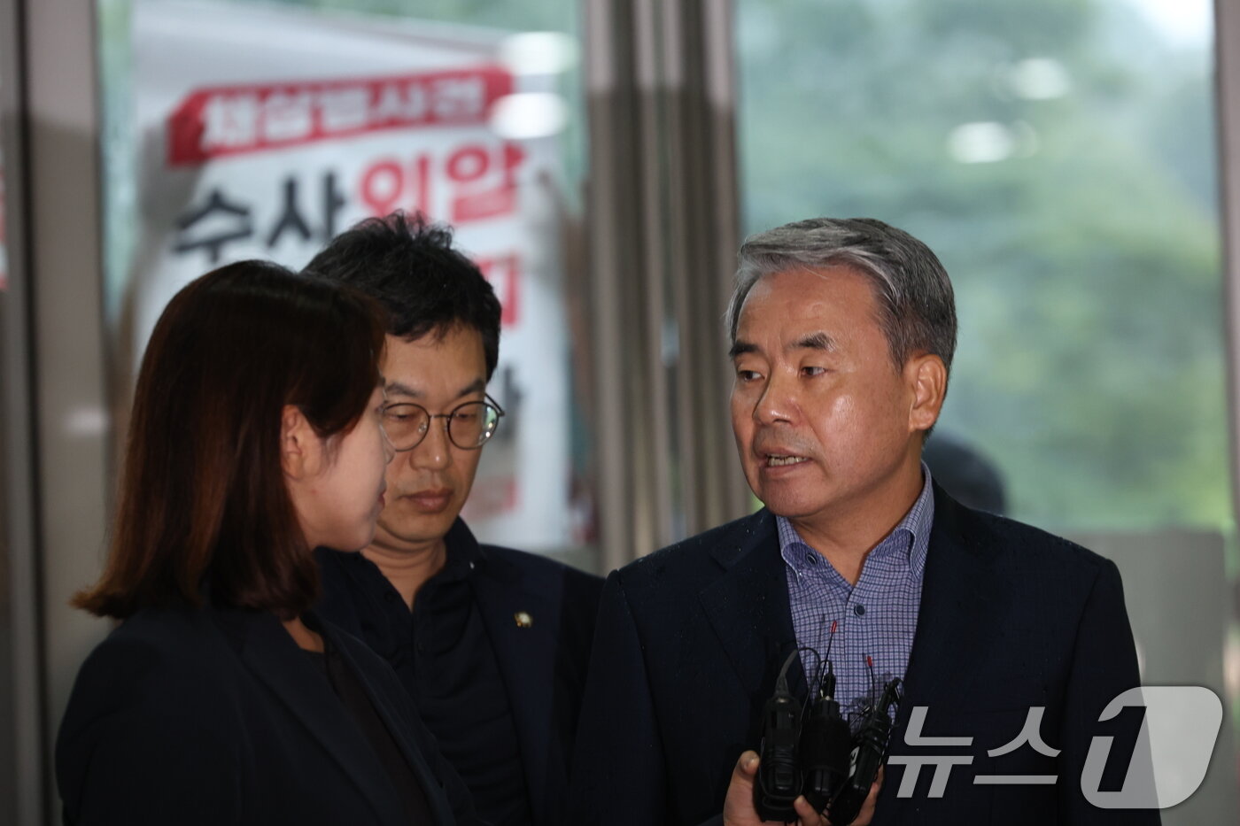 본문 이미지 - 이종섭 전 국방부 장관이 17일 오전 서울 서초구 순직해병 특검&#40;이명현 특별검사&#41; 사무실에서 피의자 조사를 받기 위해 출석하며 입장을 밝히고 있다.  2025.9.17/뉴스1 ⓒ News1 박정호 기자