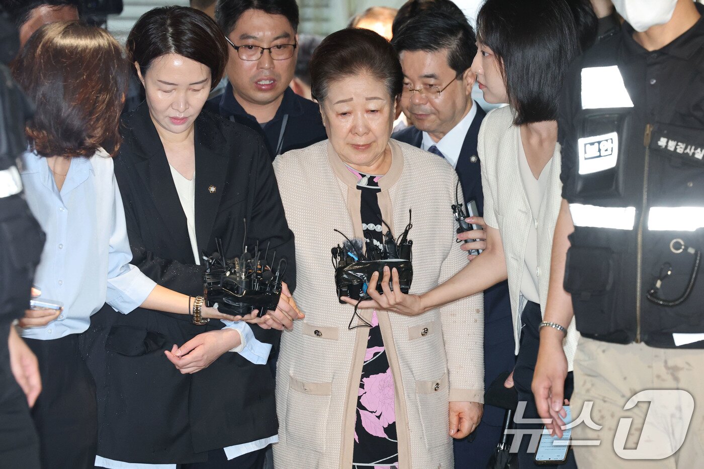 본문 이미지 - 불법 정치 자금 제공 혐의를 받는 한학자 통일교 총재가 17일 오전 서울 종로구 김건희 특검팀&#40;특별검사 민중기&#41; 사무실에 출석하고 있다. 2025.9.17/뉴스1 ⓒ News1 이광호 기자