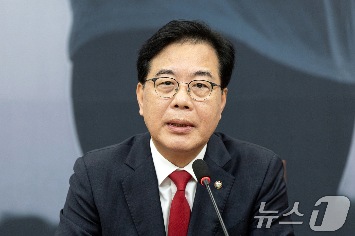 (서울=뉴스1) 이승배 기자 = 송언석 국민의힘 원내대표가 17일 서울 여의도 국회에서 현안 및 관련 입장을 밝히고 있다. 2025.9.17/뉴스1