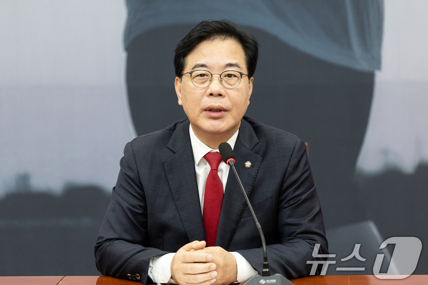 (서울=뉴스1) 이승배 기자 = 송언석 국민의힘 원내대표가 17일 서울 여의도 국회에서 현안 및 관련 입장을 밝히고 있다. 2025.9.17/뉴스1