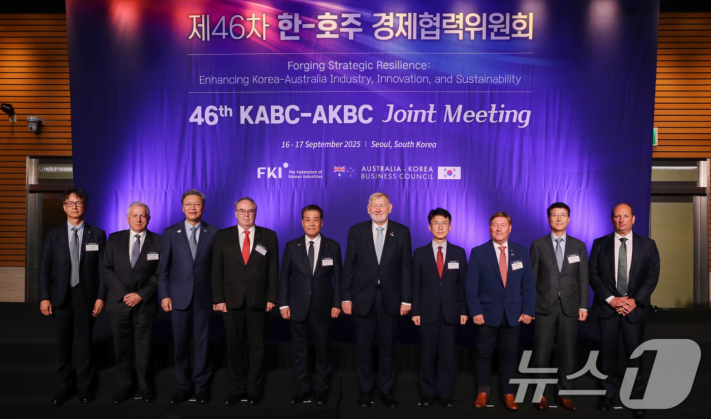 (서울=뉴스1) = 장인화 포스코홀딩스 회장과 마틴 퍼거슨 AKBC 위원장을 비롯한 내빈들이 17일 서울 영등포구 FKI타워 컨퍼런스센터에서 열린 '제46차 한-호주 경제협력위원회 …
