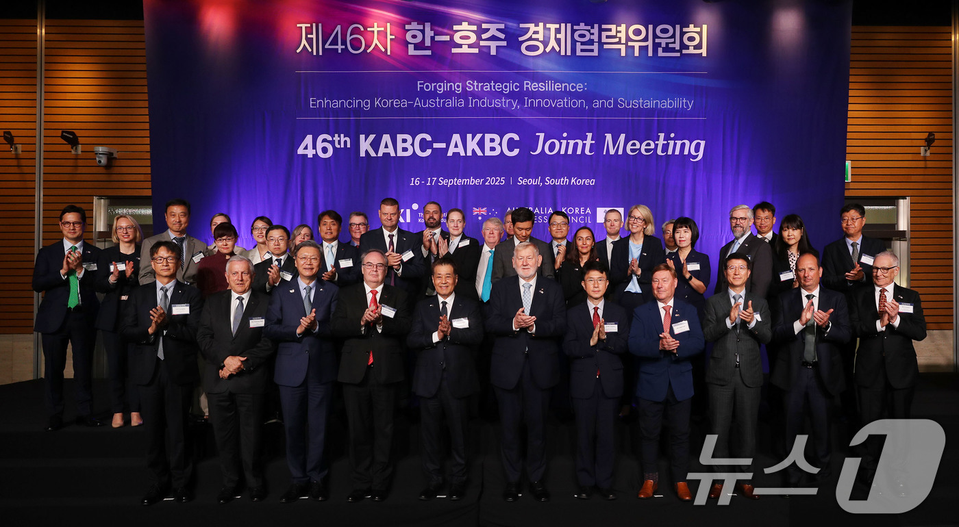 (서울=뉴스1) = 장인화 포스코홀딩스 회장과 마틴 퍼거슨 AKBC 위원장을 비롯한 내빈들이 17일 서울 영등포구 FKI타워 컨퍼런스센터에서 열린 '제46차 한-호주 경제협력위원회 …