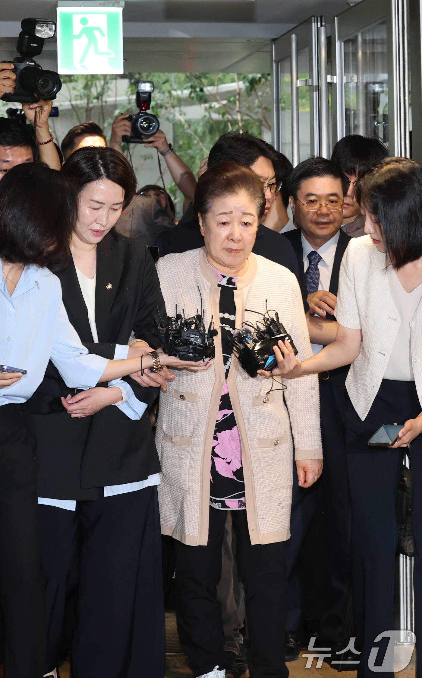 본문 이미지 - 불법 정치 자금 제공 혐의를 받는 한학자 통일교 총재가 17일 오전 서울 종로구 김건희 특검팀&#40;특별검사 민중기&#41; 사무실에 출석하고 있다. 2025.9.17/뉴스1 ⓒ News1 이광호 기자