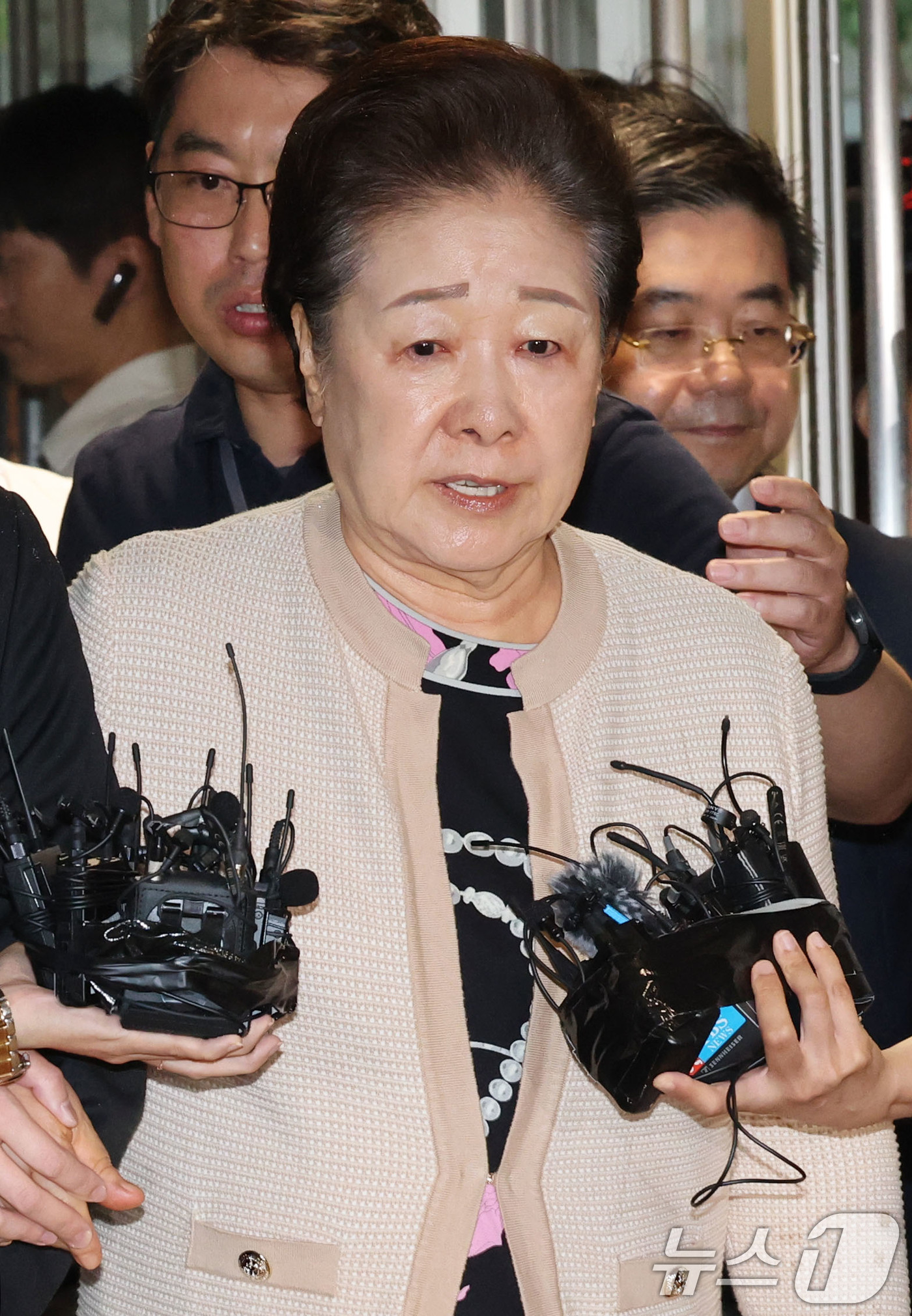 (서울=뉴스1) 이광호 기자 = 불법 정치 자금 제공 혐의를 받는 한학자 통일교 총재가 17일 오전 서울 종로구 김건희 특검팀(특별검사 민중기) 사무실에 출석하고 있다. 2025. …