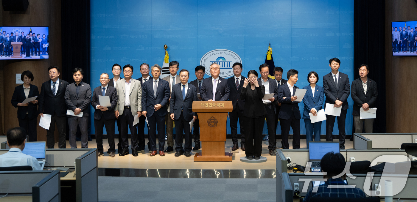 (서울=뉴스1) 이승배 기자 = 더불어민주당 초선 의원들이 17일 서울 여의도 국회 소통관에서 미국 근로자 구금 사태 및 관세 협상 관련 기자회견을 하고 있다. 2025.9.17/ …