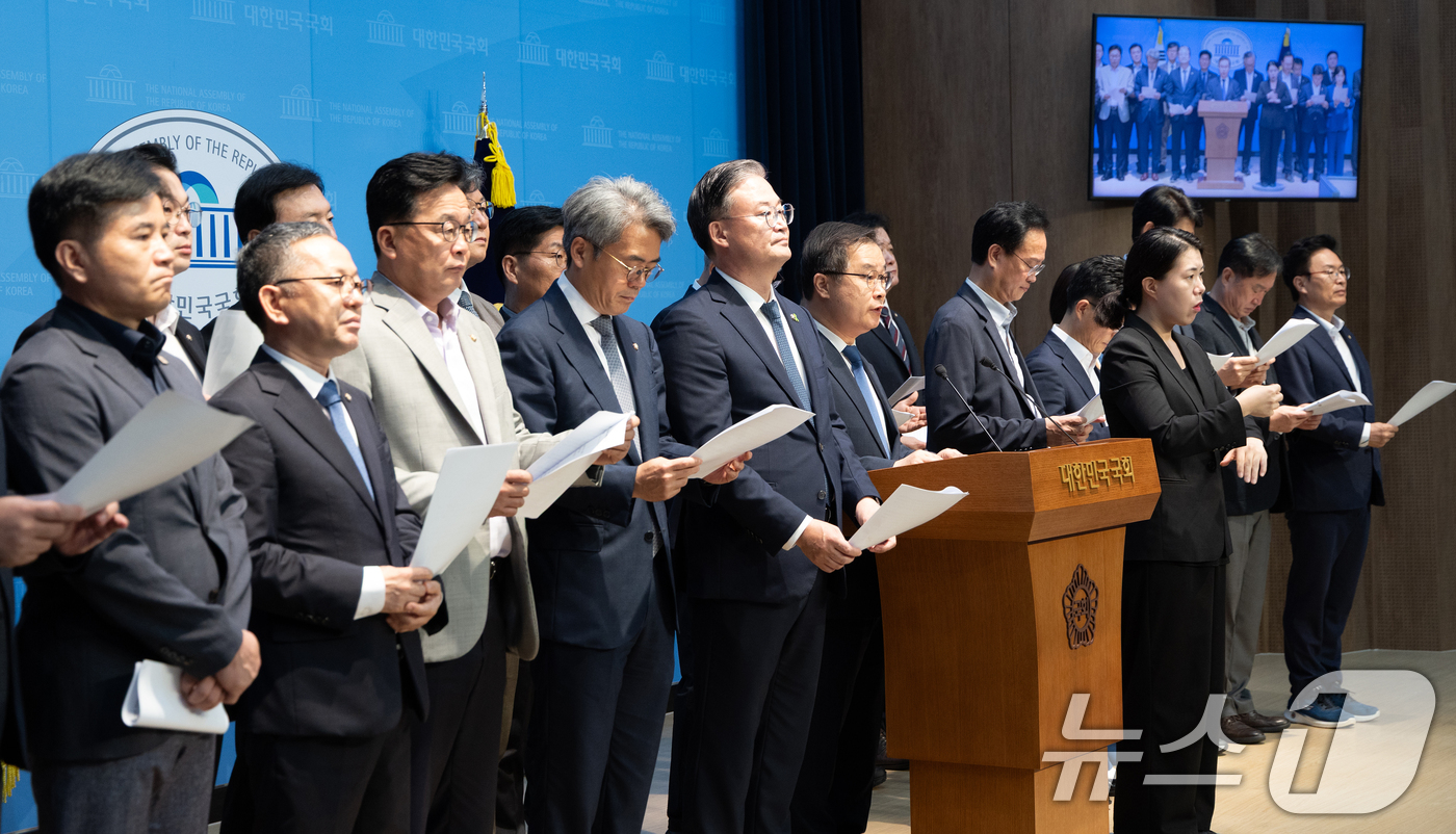 (서울=뉴스1) 이승배 기자 = 더불어민주당 초선 의원들이 17일 서울 여의도 국회 소통관에서 미국 근로자 구금 사태 및 관세 협상 관련 기자회견을 하고 있다. 2025.9.17/ …