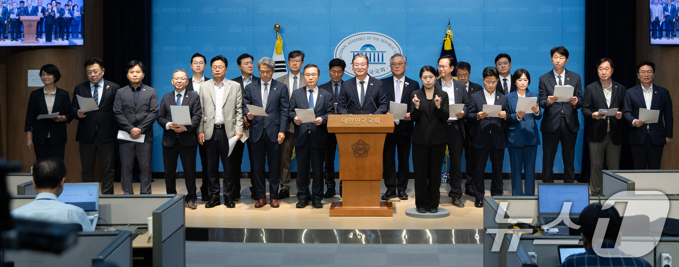 (서울=뉴스1) 이승배 기자 = 더불어민주당 초선 의원들이 17일 서울 여의도 국회 소통관에서 미국 근로자 구금 사태 및 관세 협상 관련 기자회견을 하고 있다. 2025.9.17/ …