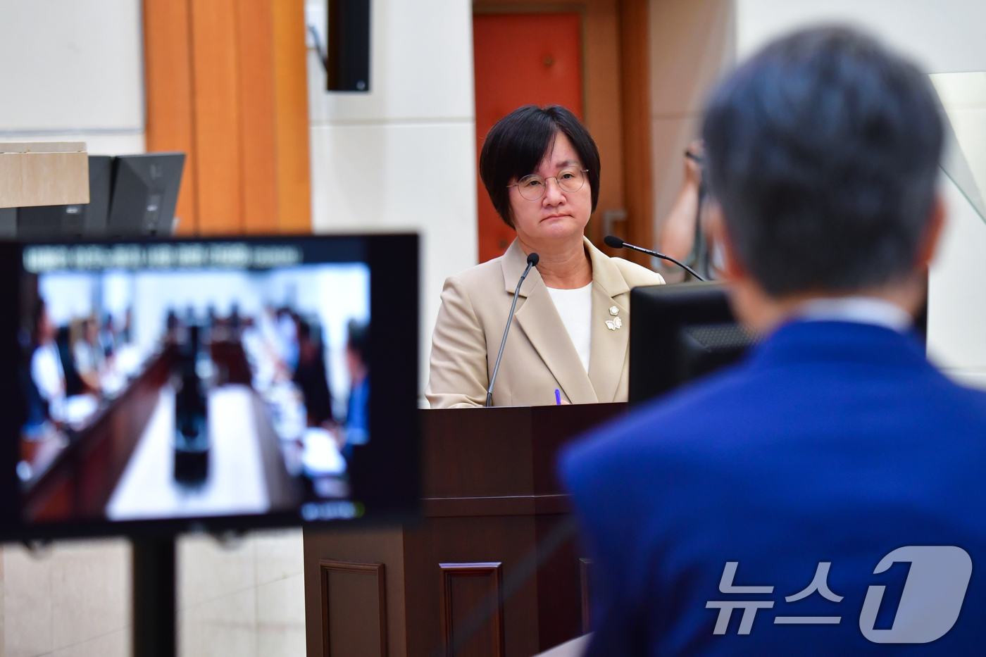 (포항=뉴스1) 최창호 기자 = 민주당 김은주 경북 포항시의원이  17일 포항시의회에서 열린 제325회 임시회 시정질문에서 지난해 벌목 과정에서 발생한 근로자 사망 사고와 관련 이 …