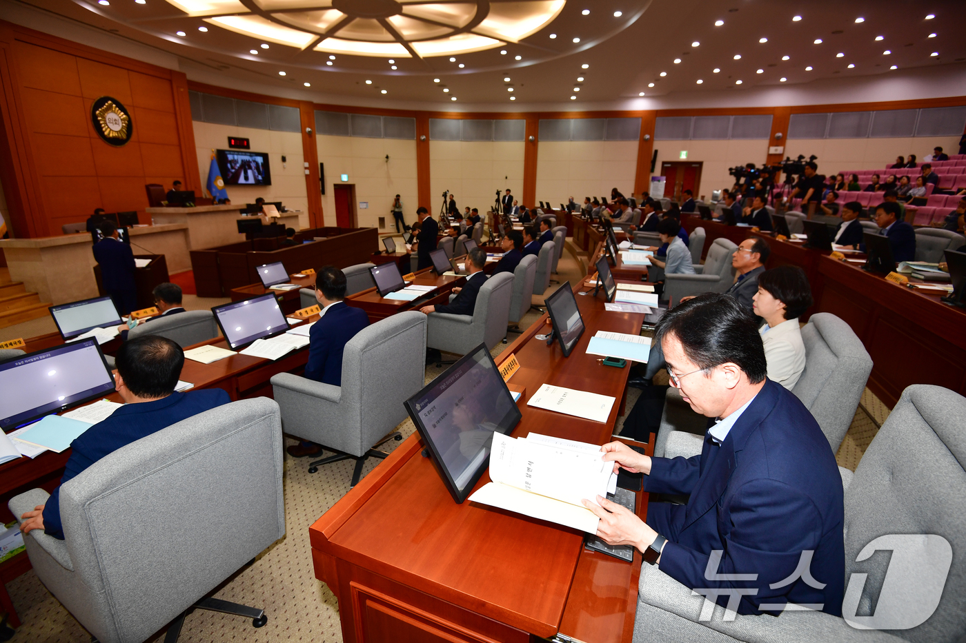 (포항=뉴스1) 최창호 기자 = 17일 경북  포항시의회에서 열린 제325회 포항시의회 임시회 시정질문에서 시 간부공무원들이 답변을 준비하고 있다. 2025.9.17/뉴스1