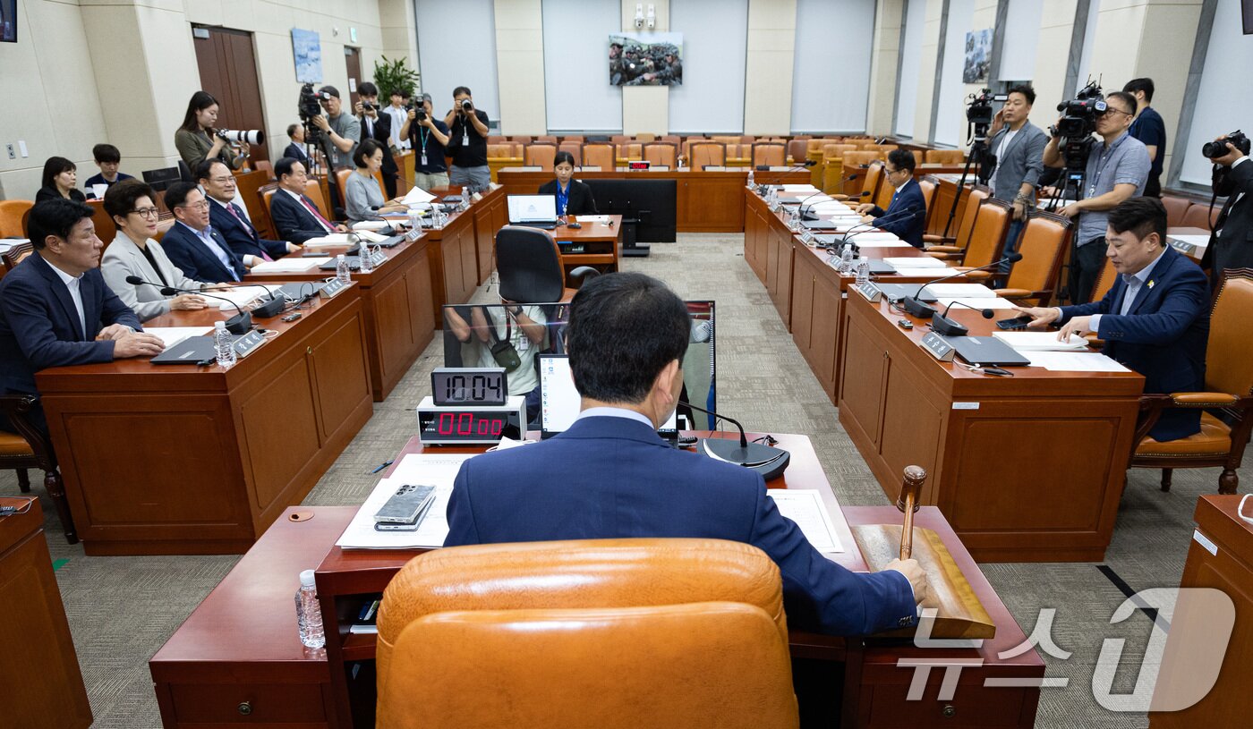 본문 이미지 - 성일종 국회 국방위원장이 17일 서울 여의도 국회에서 열린 제429회 국회&#40;정기회&#41; 국방위원회 제2차 전체회의에서 의사봉을 두드리고 있다. 2025.9.17/뉴스1 ⓒ News1 유승관 기자