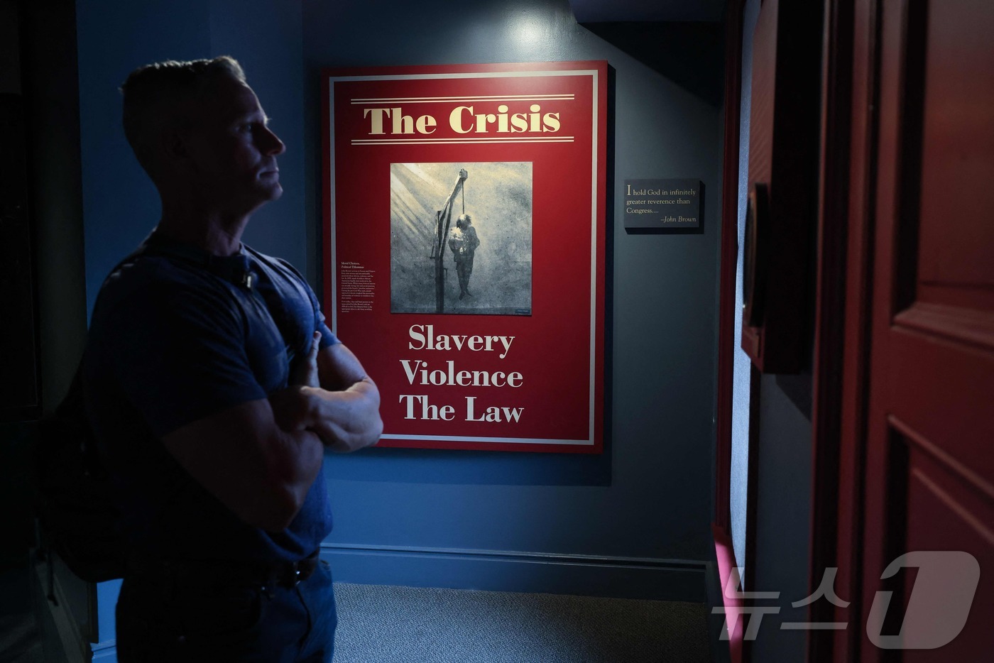 (AFP=뉴스1) 윤다정 기자 = 16일(현지시간) 한 방문객이 웨스트버지니아 하퍼스페리에 위치한 하퍼스페리 국립역사공원 내 존 브라운 박물관에서 노예제와 관련된 전시물을 보고 있 …