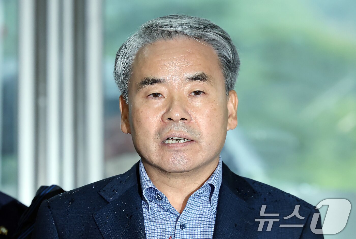 본문 이미지 - 이종섭 전 국방부 장관이 17일 오전 서울 서초구 순직해병 특검&#40;이명현 특별검사&#41; 사무실에서 피의자 조사를 받기 위해 출석하며 입장을 밝히고 있다. 2025.9.17/뉴스1 ⓒ News1 박정호 기자