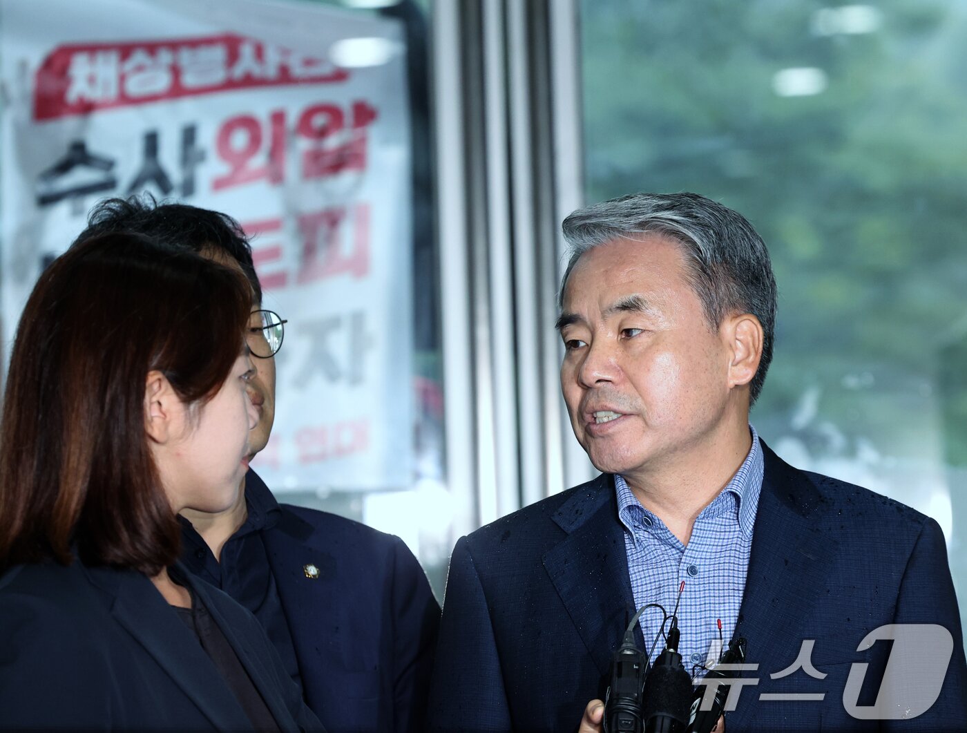 본문 이미지 - 이종섭 전 국방부 장관이 17일 오전 서울 서초구 순직해병 특검&#40;이명현 특별검사&#41; 사무실에서 피의자 조사를 받기 위해 출석하며 입장을 밝히고 있다.  2025.9.17/뉴스1 ⓒ News1 박정호 기자