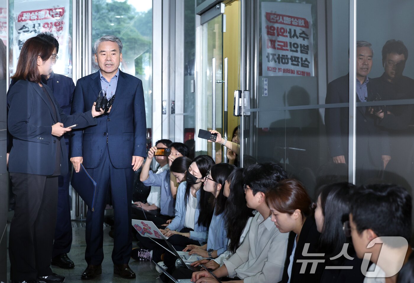 본문 이미지 - 이종섭 전 국방부 장관이 17일 오전 서울 서초구 순직해병 특검&#40;이명현 특별검사&#41; 사무실에서 피의자 조사를 받기 위해 출석하며 입장을 밝히고 있다.  2025.9.17/뉴스1 ⓒ News1 박정호 기자