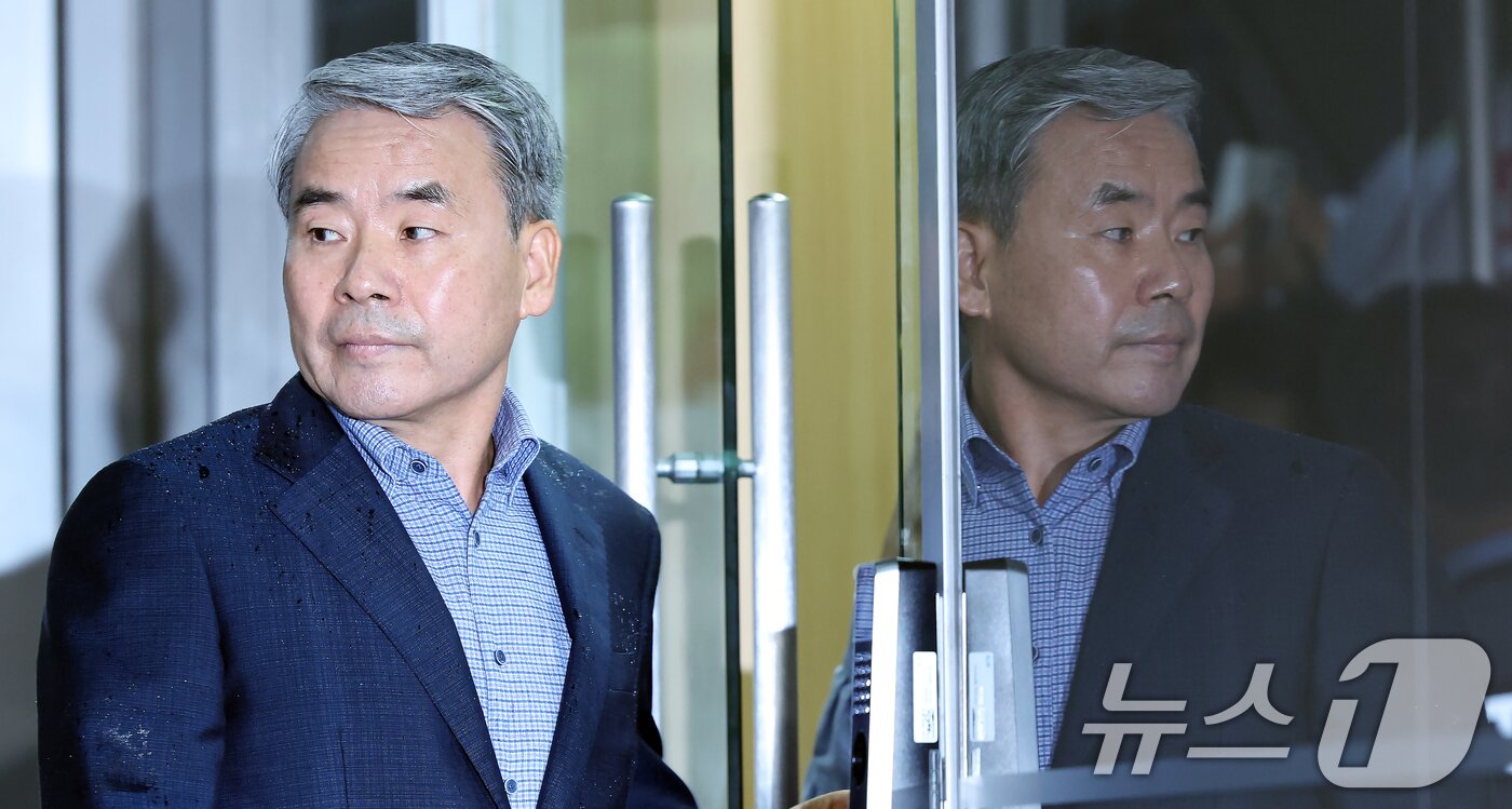 본문 이미지 - 이종섭 전 국방부 장관이 17일 오전 서울 서초구 순직해병 특검&#40;이명현 특별검사&#41; 사무실에서 피의자 조사를 받기 위해 출석하며 착각해 브리핑실로 향하고 있다. 이 전 장관은 지난 2023년 7월 30일 해병대수사단의 해병대원 순직 사건 초동수사 결과를 받고 결재했으나 다음 날 윤 전 대통령과 통화 이후 돌연 사건 이첩 보류 등을 지시하는 등 외압을 행사한 혐의&#40;직권남용&#41;를 받는다. 2025.9.17/뉴스1 ⓒ News1 박정호 기자