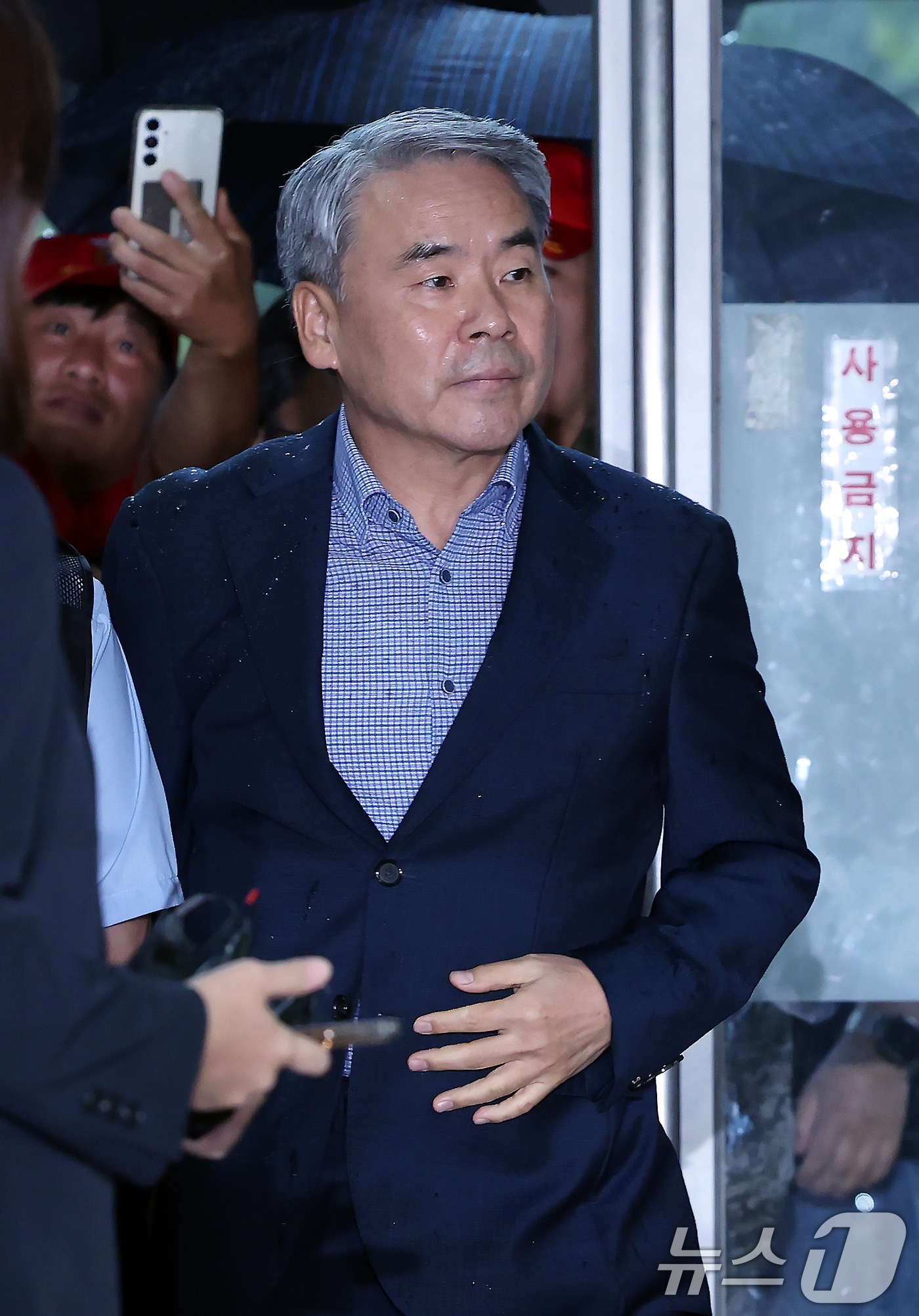 (서울=뉴스1) 박정호 기자 = 이종섭 전 국방부 장관이 17일 오전 서울 서초구 순직해병 특검(이명현 특별검사) 사무실에서 피의자 조사를 받기 위해 출석하고 있다.이 전 장관은 …