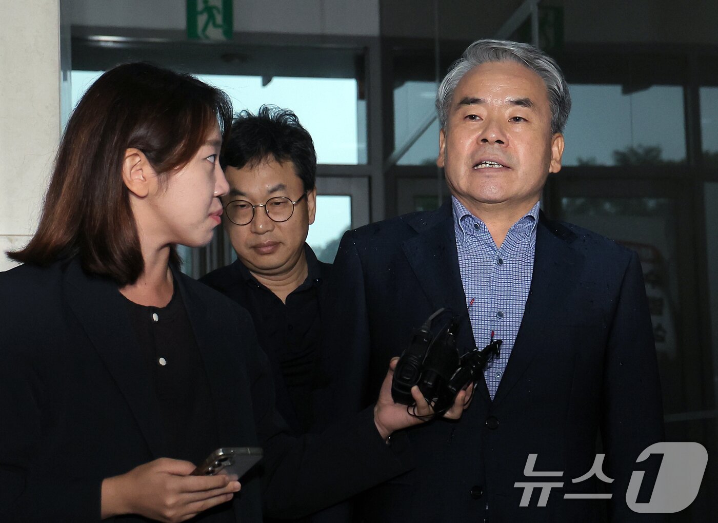 본문 이미지 - 이종섭 전 국방부 장관이 17일 오전 서울 서초구 순직해병 특검&#40;이명현 특별검사&#41; 사무실에서 피의자 조사를 받기 위해 출석하며 입장을 밝히고 있다.  2025.9.17/뉴스1 ⓒ News1 박정호 기자