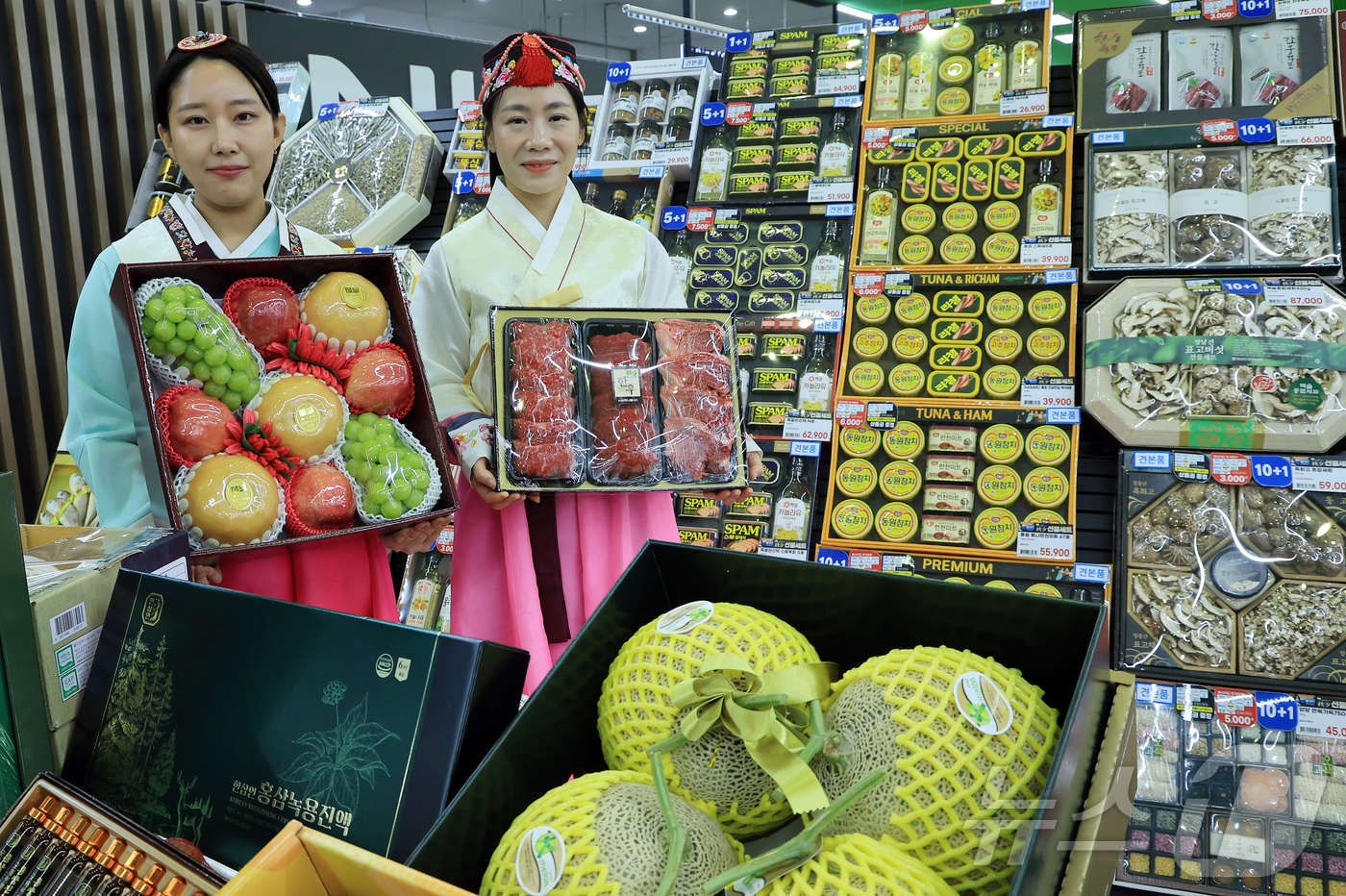(서울=뉴스1) 김진환 기자 = 17일 서울 서초구 농협유통 하나로마트 양재점에서 모델들이 2025년 추석 선물 세트를 소개하고 있다.농협유통 하나로마트는 9월 21일부터 10월 …