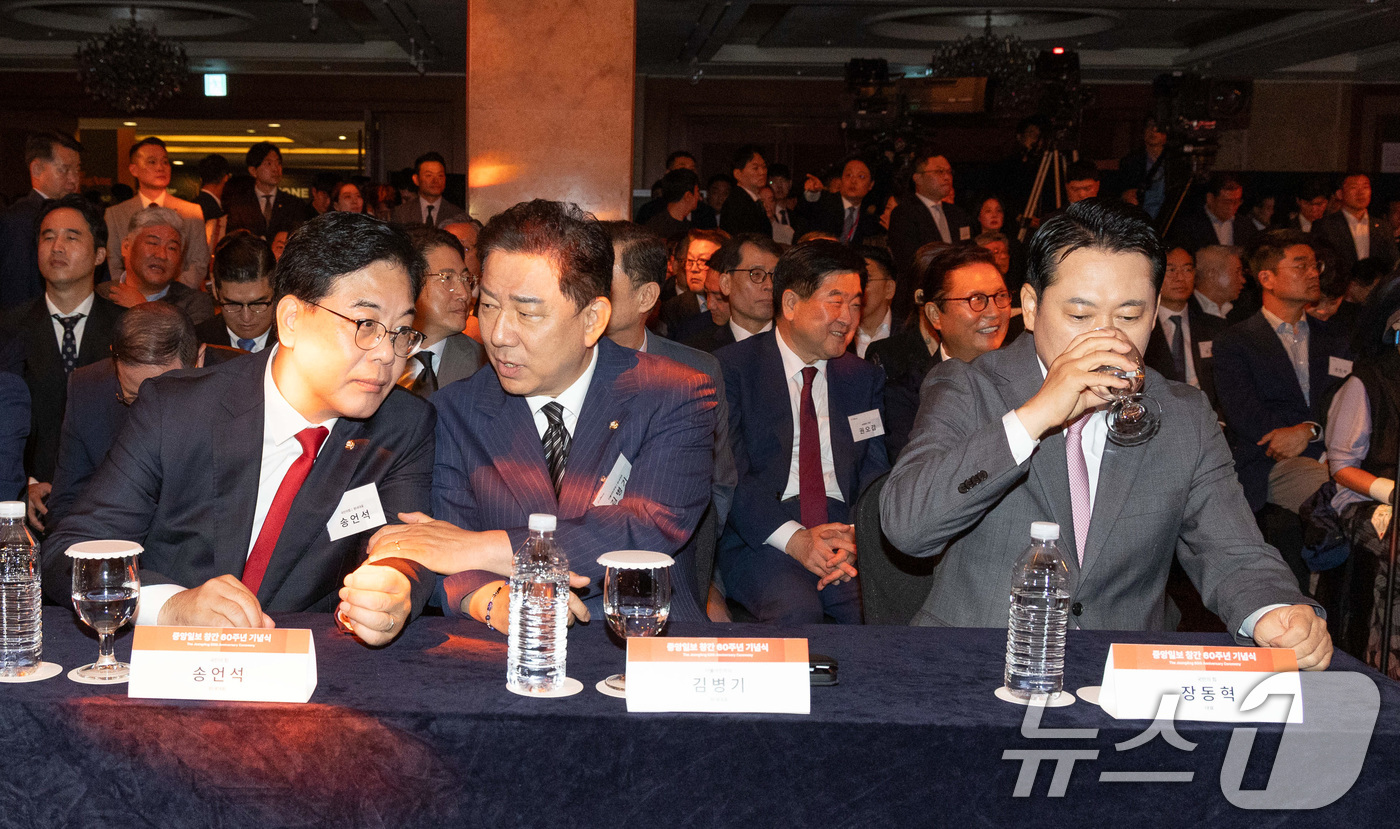 (서울=뉴스1) 국회사진기자단 = 김병기 더불어민주당 원내대표(가운데)와 송언석 국민의힘 원내대표가 17일 서울 중구 롯데호텔에서 열린 중앙일보 창간60주년 기념식에서 대화하고 있 …