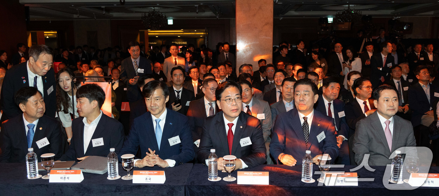 (서울=뉴스1) 국회사진기자단 = 17일 서울 중구 롯데호텔에서 열린 중앙일보 창간60주년 기념식이 열렸다. 앞줄 오른쪽부터 장동혁 국민의힘 대표, 김병기 더불어민주당 원내대표, …