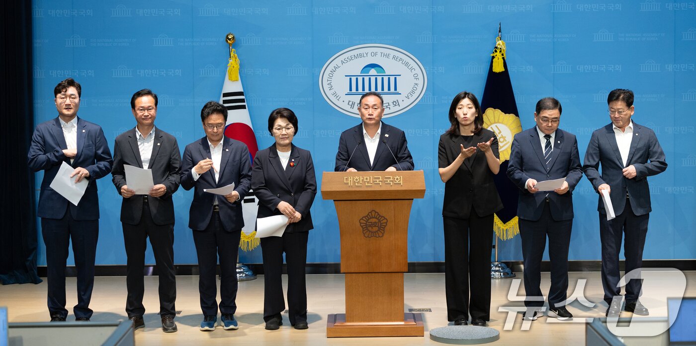 본문 이미지 - 김원이 더불어민주당 의원을 비롯한 국회 산업통상자원중소벤처기업위원들이 17일 서울 여의도 국회 소통관에서 현안 관련 기자회견을 하고 있다. 2025.9.17/뉴스1 ⓒ News1 이승배 기자