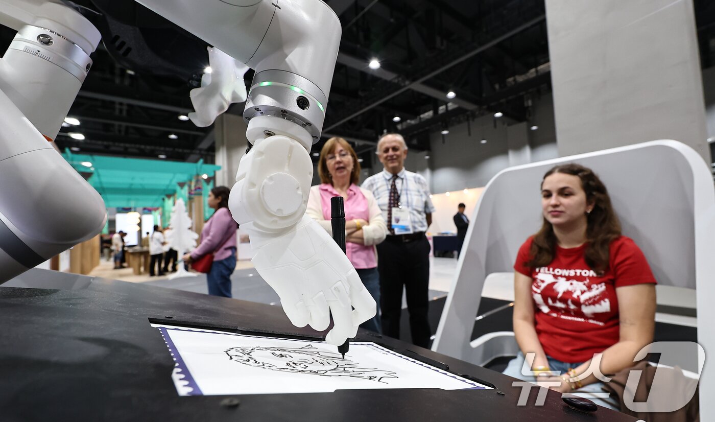 본문 이미지 - 17일 서울 강서구 코엑스 마곡에서 열린 '세계우표전시회 필라코리아2025'에서 관람객이 로봇 드로잉 초상화 우표 체험을 하고 있다. 2025.9.17/뉴스1 ⓒ News1 김도우 기자