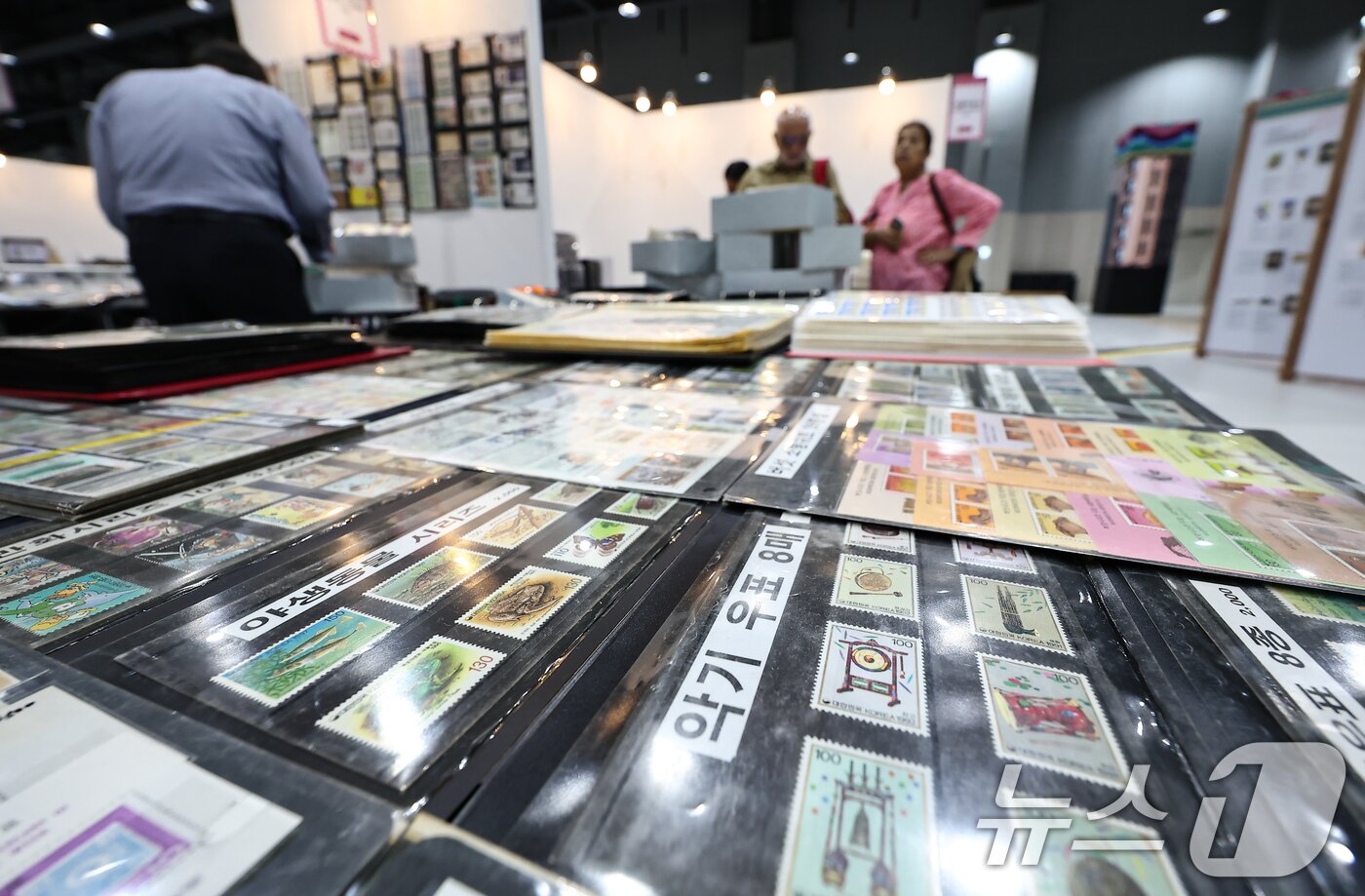 본문 이미지 - 17일 서울 강서구 코엑스 마곡에서 열린 '세계우표전시회 필라코리아2025'에서 관람객들이 전시물을 살펴보고 있다. 2025.9.17/뉴스1 ⓒ News1 김도우 기자