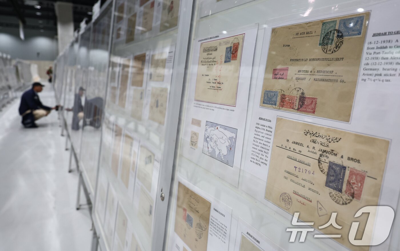 본문 이미지 - 17일 서울 강서구 코엑스 마곡에서 열린 '세계우표전시회 필라코리아2025'에서 관람객들이 전시물을 살펴보고 있다. 2025.9.17/뉴스1 ⓒ News1 김도우 기자