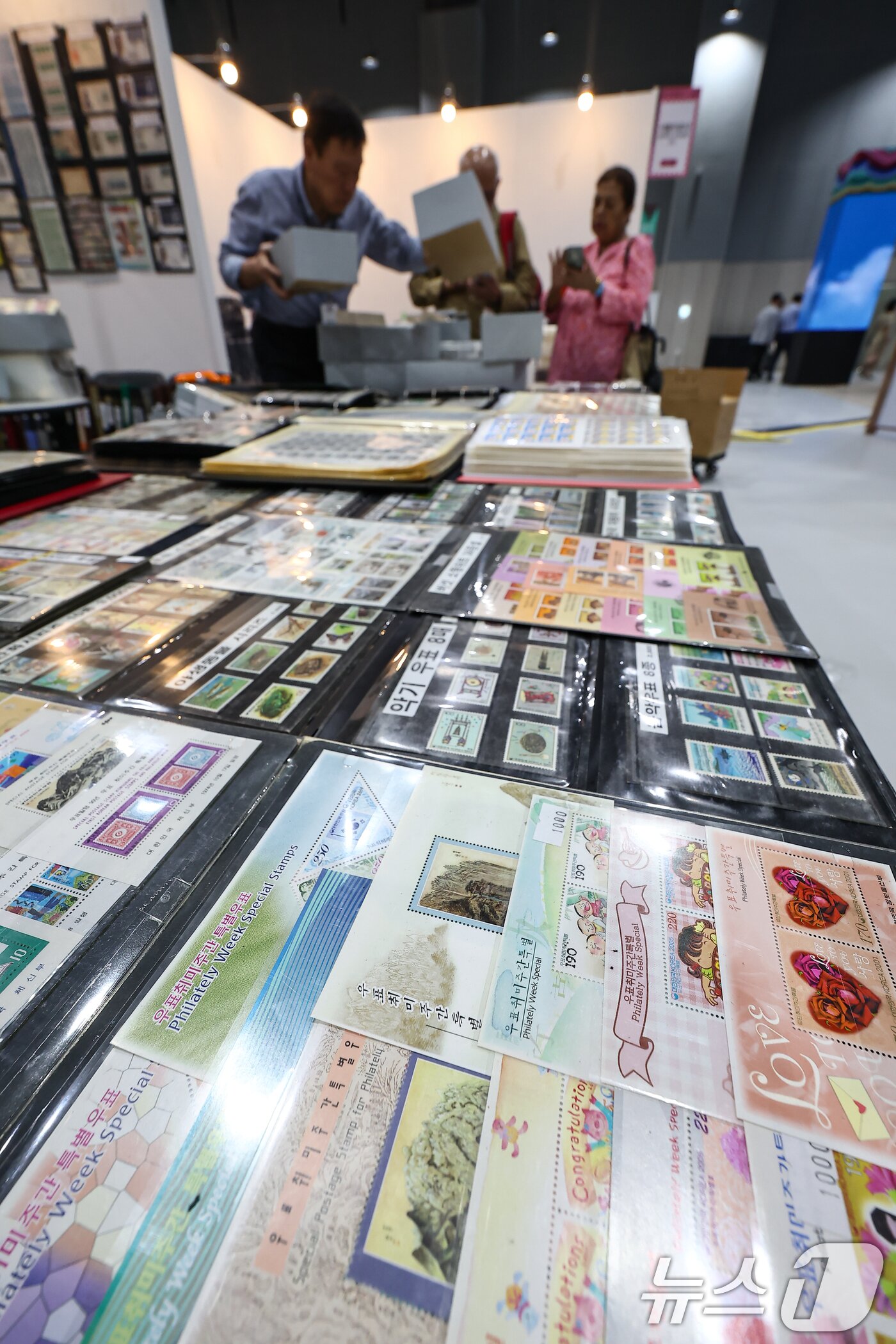 본문 이미지 - 17일 서울 강서구 코엑스 마곡에서 열린 '세계우표전시회 필라코리아2025'에서 관람객들이 전시물을 살펴보고 있다. 2025.9.17/뉴스1 ⓒ News1 김도우 기자