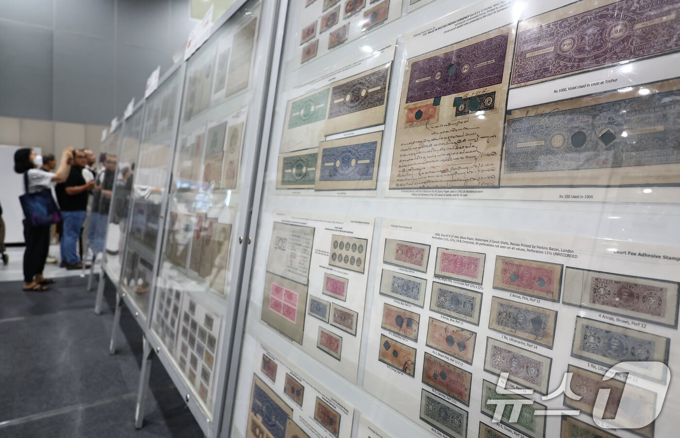 본문 이미지 - 17일 서울 강서구 코엑스 마곡에서 열린 '세계우표전시회 필라코리아2025'에서 관람객들이 전시물을 살펴보고 있다. 2025.9.17/뉴스1 ⓒ News1 김도우 기자