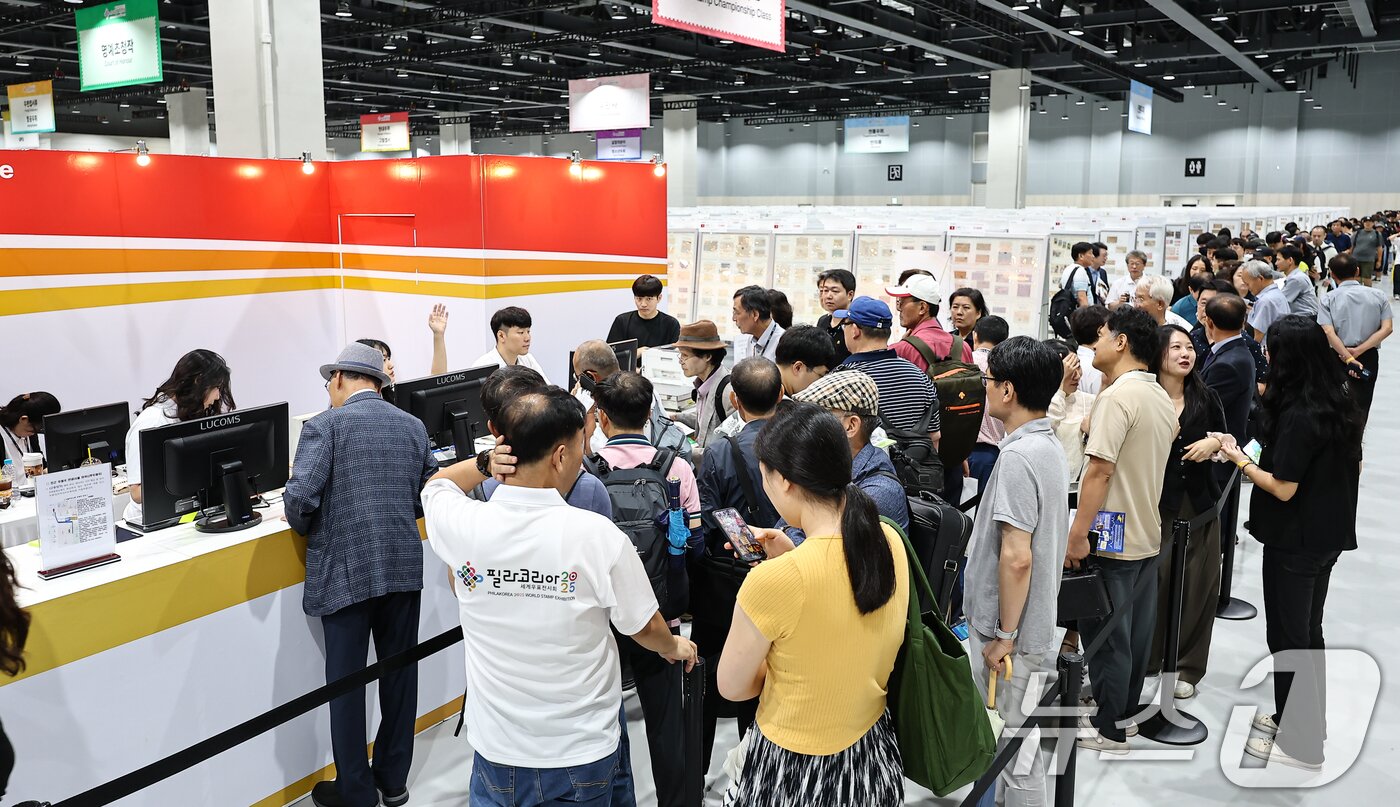 본문 이미지 - 17일 서울 강서구 코엑스 마곡에서 열린 '세계우표전시회 필라코리아2025'에서 관람객들이 기념우표 구매를 위해 길게 줄 서 있다. 2025.9.17/뉴스1 ⓒ News1 김도우 기자