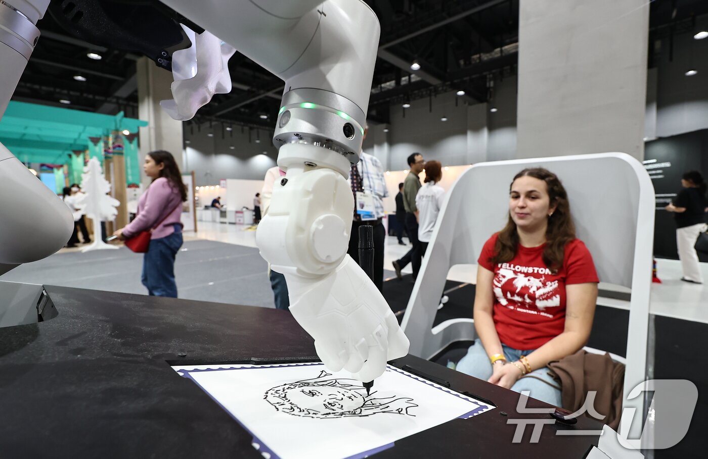 본문 이미지 - 17일 서울 강서구 코엑스 마곡에서 열린 '세계우표전시회 필라코리아2025'에서 관람객이 로봇 드로잉 초상화 우표 체험을 하고 있다. 2025.9.17/뉴스1 ⓒ News1 김도우 기자