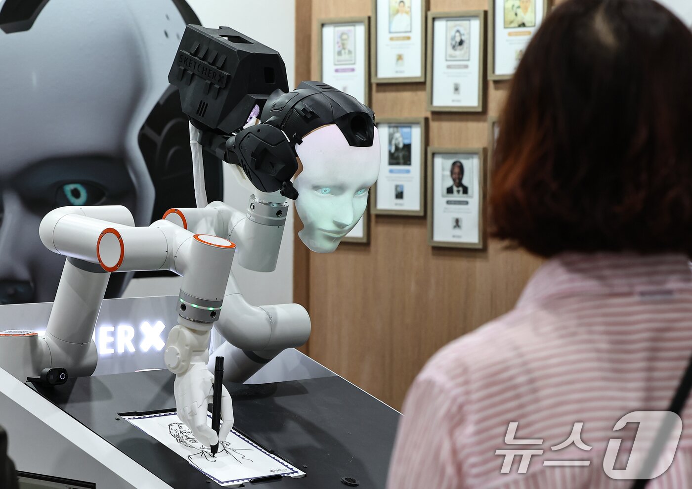 본문 이미지 - 17일 서울 강서구 코엑스 마곡에서 열린 '세계우표전시회 필라코리아2025'에서 관람객이 로봇 드로잉 초상화 우표 체험을 하고 있다. 2025.9.17/뉴스1 ⓒ News1 김도우 기자