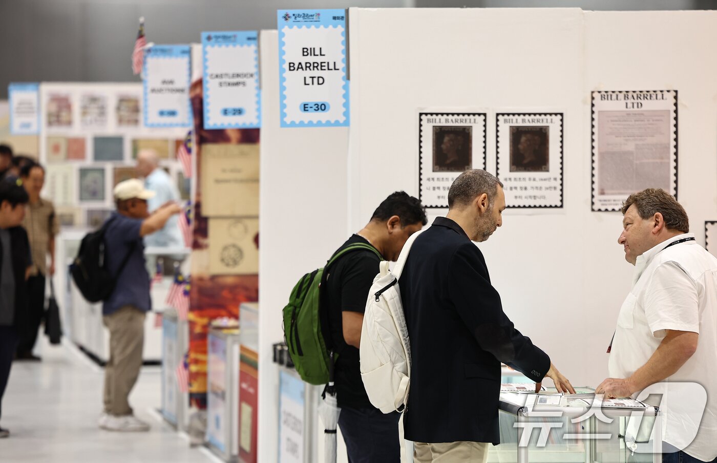 본문 이미지 - 17일 서울 강서구 코엑스 마곡에서 열린 '세계우표전시회 필라코리아2025'에서 관람객들이 전시물을 살펴보고 있다. 2025.9.17/뉴스1 ⓒ News1 김도우 기자