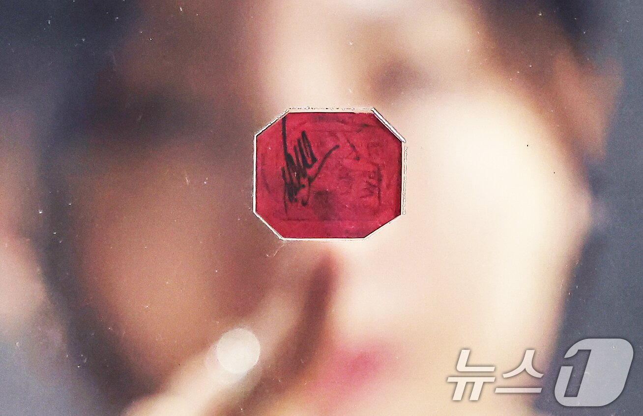 본문 이미지 - 17일 서울 강서구 코엑스 마곡에서 열린 '세계우표전시회 필라코리아2025'에서 관람객이 세계에서 가장 희귀하고 값비싼 우표로 평가받는 '1센트 마젠타' 우표를 살펴보고 있다. 2025.9.17/뉴스1 ⓒ News1 김도우 기자