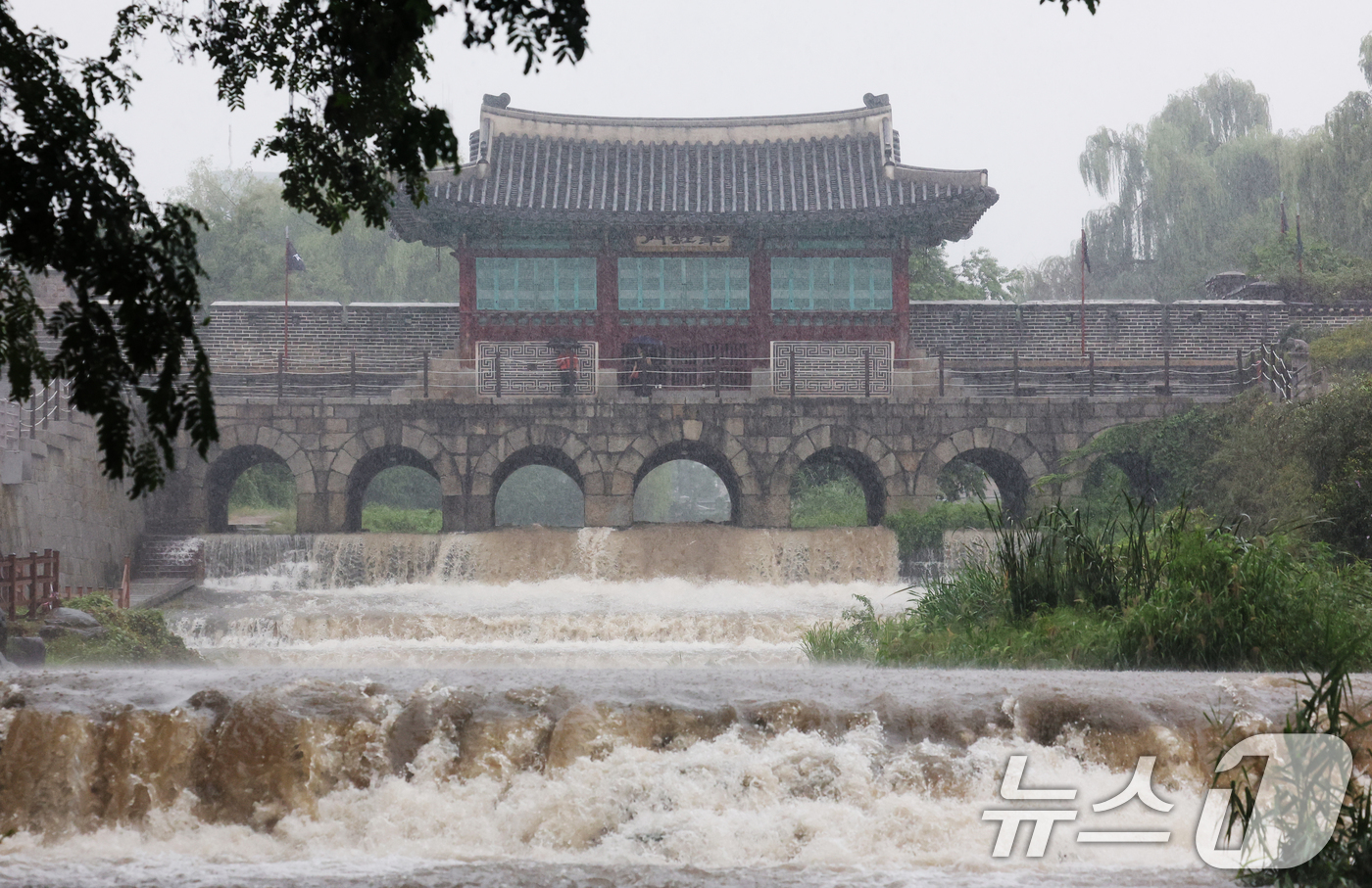 (수원=뉴스1) 김영운 기자 = 거센 가을비가 내린 17일 오전 경기 수원시 팔달구 수원화성 화홍문의 모든 수문에서 물이 쏟아져 나오고 있다. 2025.9.17/뉴스1