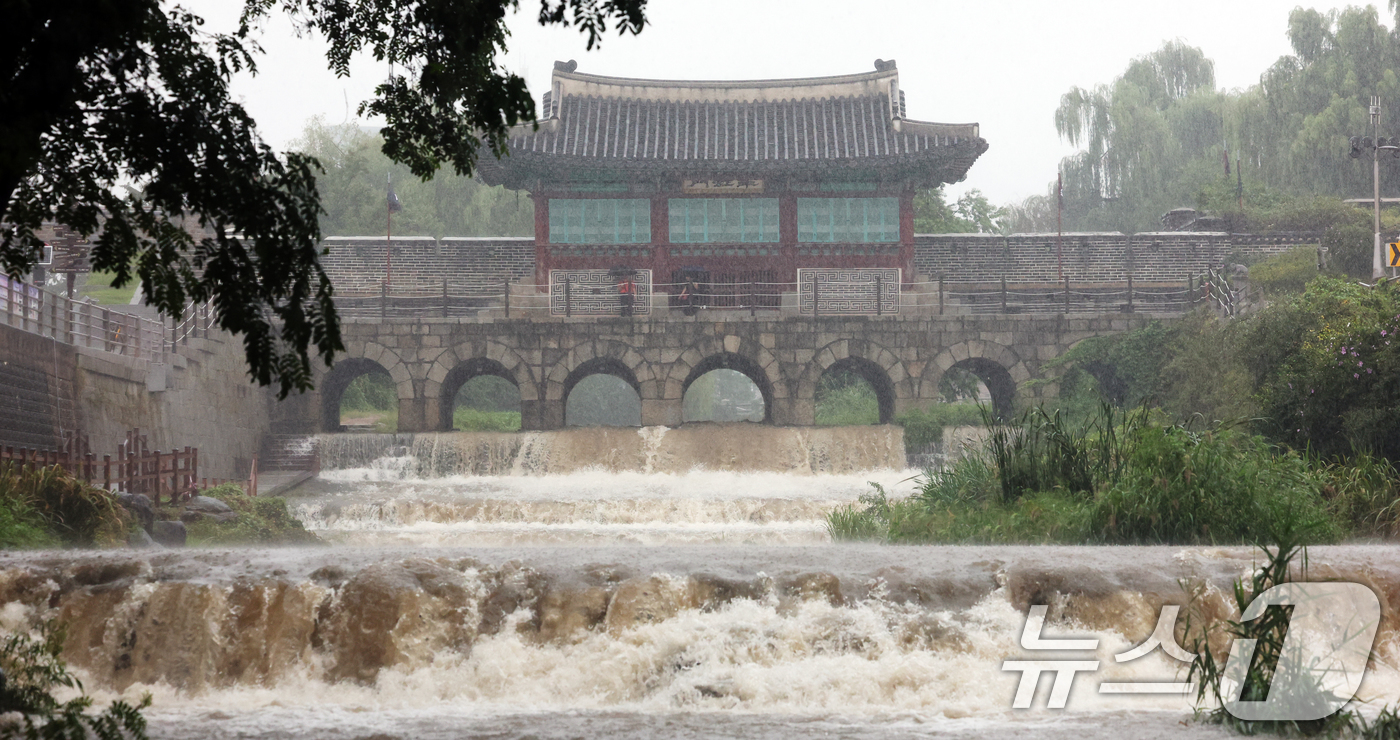 (수원=뉴스1) 김영운 기자 = 거센 가을비가 내린 17일 오전 경기 수원시 팔달구 수원화성 화홍문의 모든 수문에서 물이 쏟아져 나오고 있다. 2025.9.17/뉴스1
