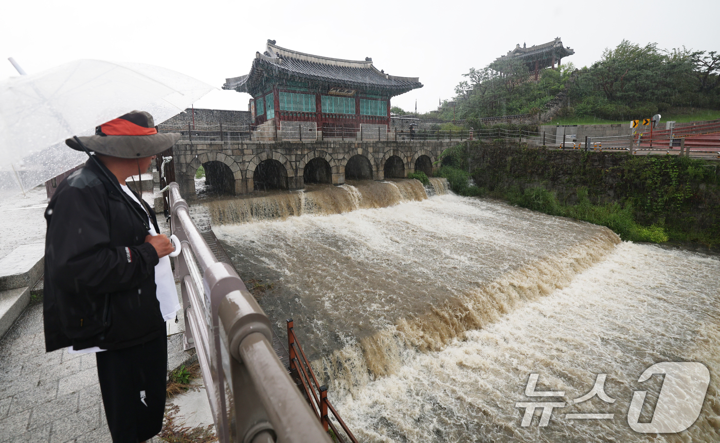 (수원=뉴스1) 김영운 기자 = 거센 가을비가 내린 17일 오전 경기 수원시 팔달구 수원화성 화홍문의 모든 수문에서 물이 쏟아져 나오고 있다. 2025.9.17/뉴스1
