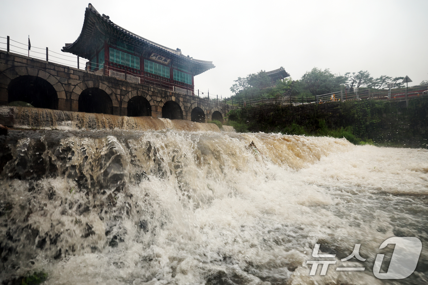 (수원=뉴스1) 김영운 기자 = 거센 가을비가 내린 17일 오전 경기 수원시 팔달구 수원화성 화홍문의 모든 수문에서 물이 쏟아져 나오고 있다. 2025.9.17/뉴스1