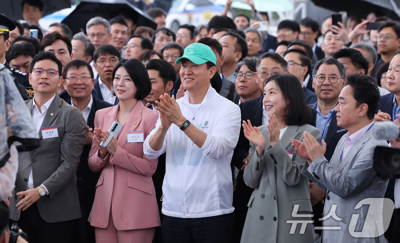 (서울=뉴스1) 박지혜 기자 = 오세훈 서울시장이 17일 서울 여의도 한강버스선착장에서 열린 한강버스 취항식에 참석해 박수를 치고 있다.서울의 첫 수상 대중교통 '한강버스'는 18 …