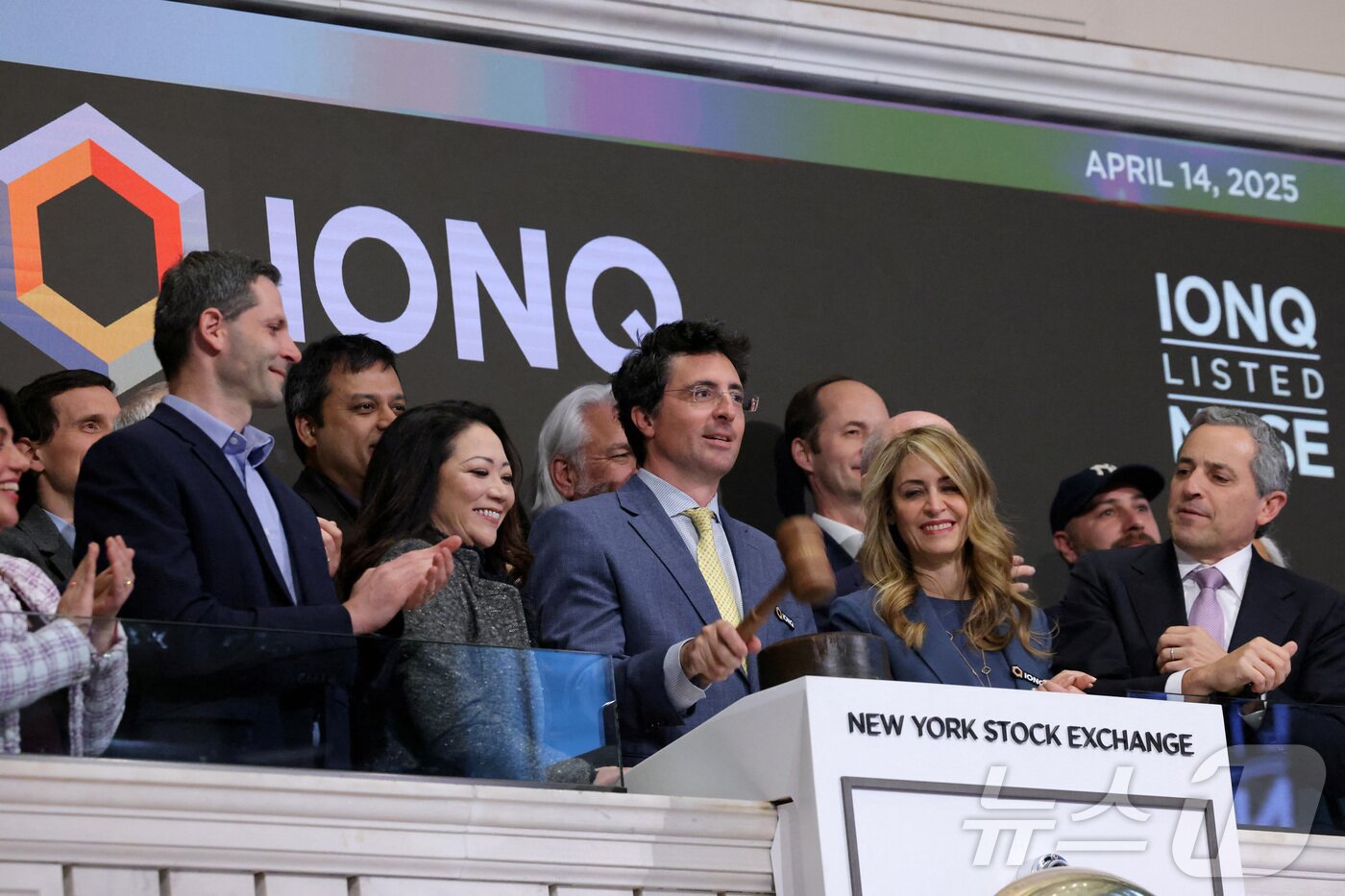 본문 이미지 - 2025년 4월 14일 뉴욕 증시 상장에 성공한 아이온큐. 니콜로 델 마시 CEO가 뉴욕증시 콜로징 벨을 누르고 있다. ⓒ 로이터=뉴스1 ⓒ News1 박형기 기자
