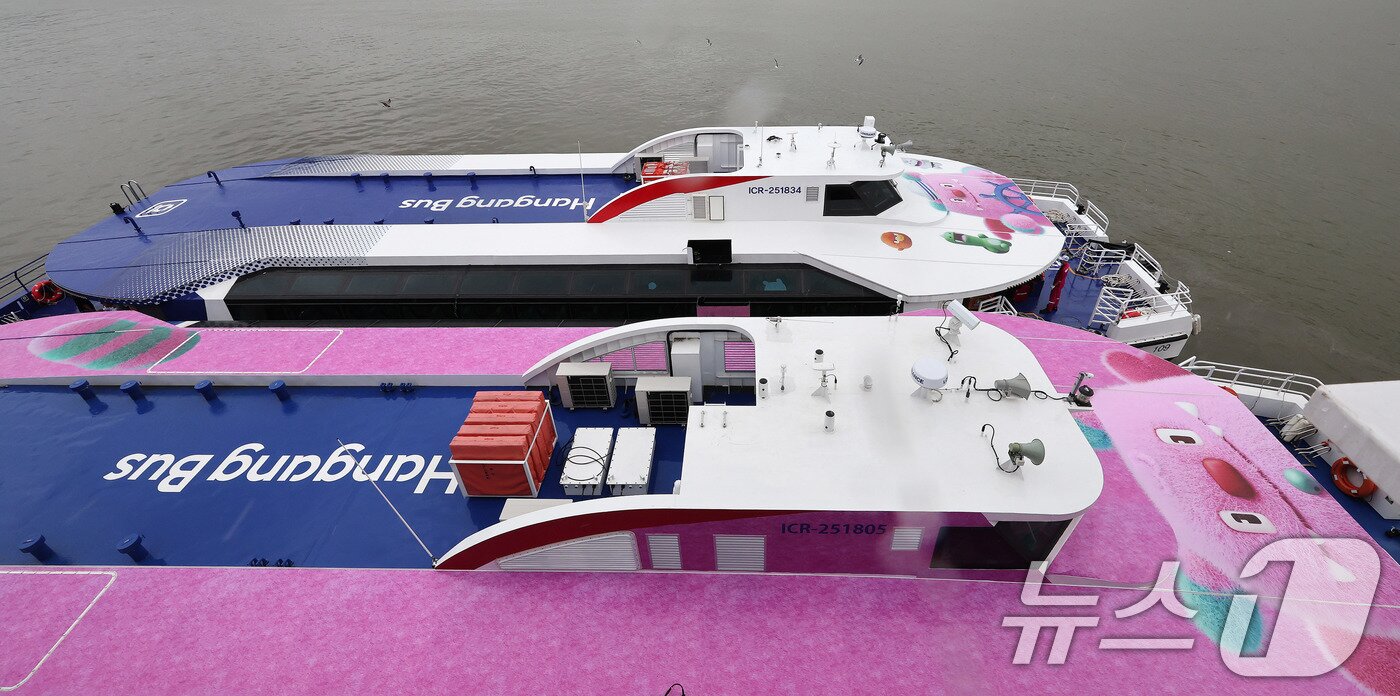 본문 이미지 - 정식운항을 하루 앞둔 17일 서울 여의도 한강버스선착장에 한강버스가 정박해 있다. 2025.9.17/뉴스1 ⓒ News1 박지혜 기자