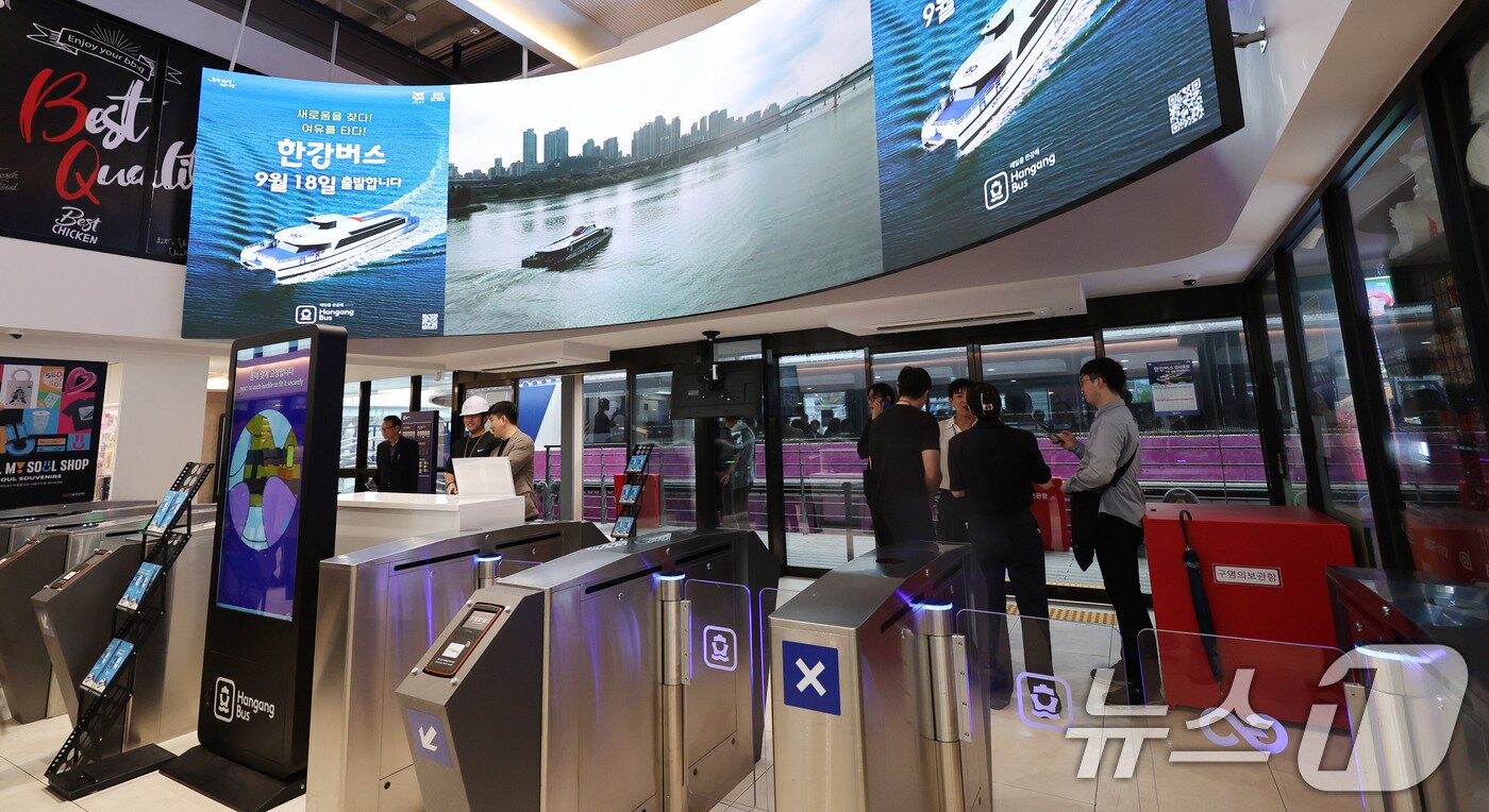 본문 이미지 - 정식운항을 하루 앞둔 17일 서울 여의도 한강버스선착장이 운항 준비로 분주한 모습이다. 서울의 첫 수상 대중교통 &#39;한강버스&#39;는 18일 오전 11시 첫 출항에 나선다. 2025.9.17/뉴스1 ⓒ News1 박지혜 기자